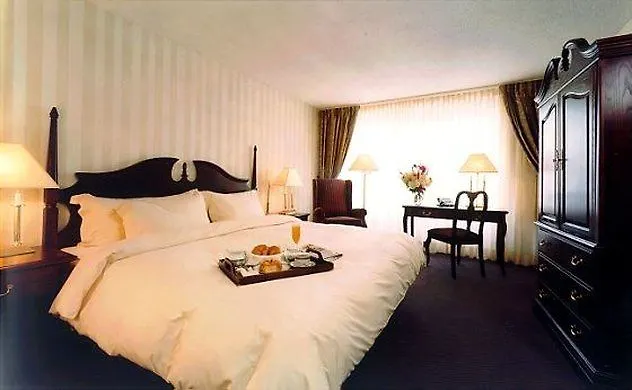 Hotel Maritime Plaza Montreal 4*,